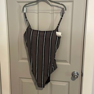 Swimsuit size 14 nwt